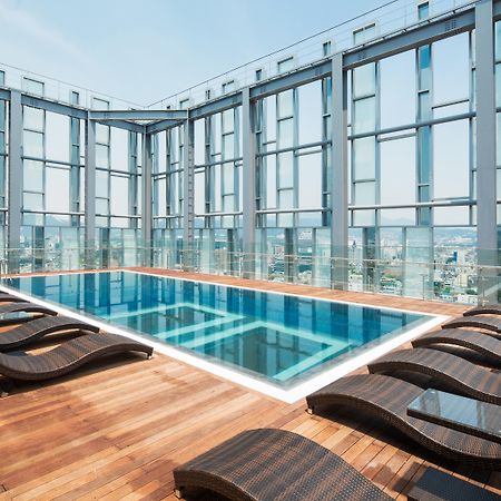 Novotel Ambassador Seoul Dongdaemun Hotels & Residences Exteriör bild The pool at the 360° Sky Lounge