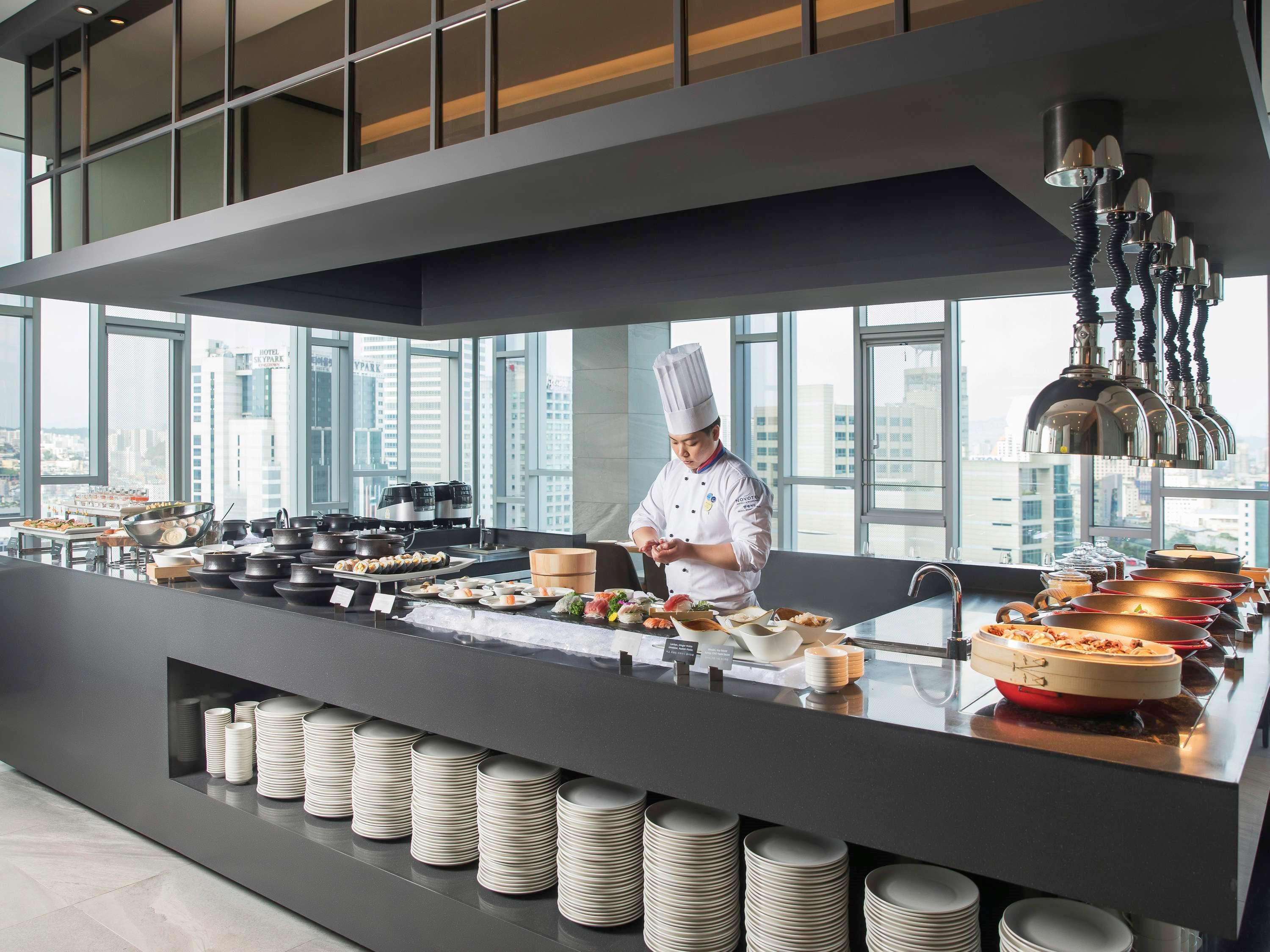 Novotel Ambassador Seoul Dongdaemun Hotels & Residences Exteriör bild A live kitchen at a hotel