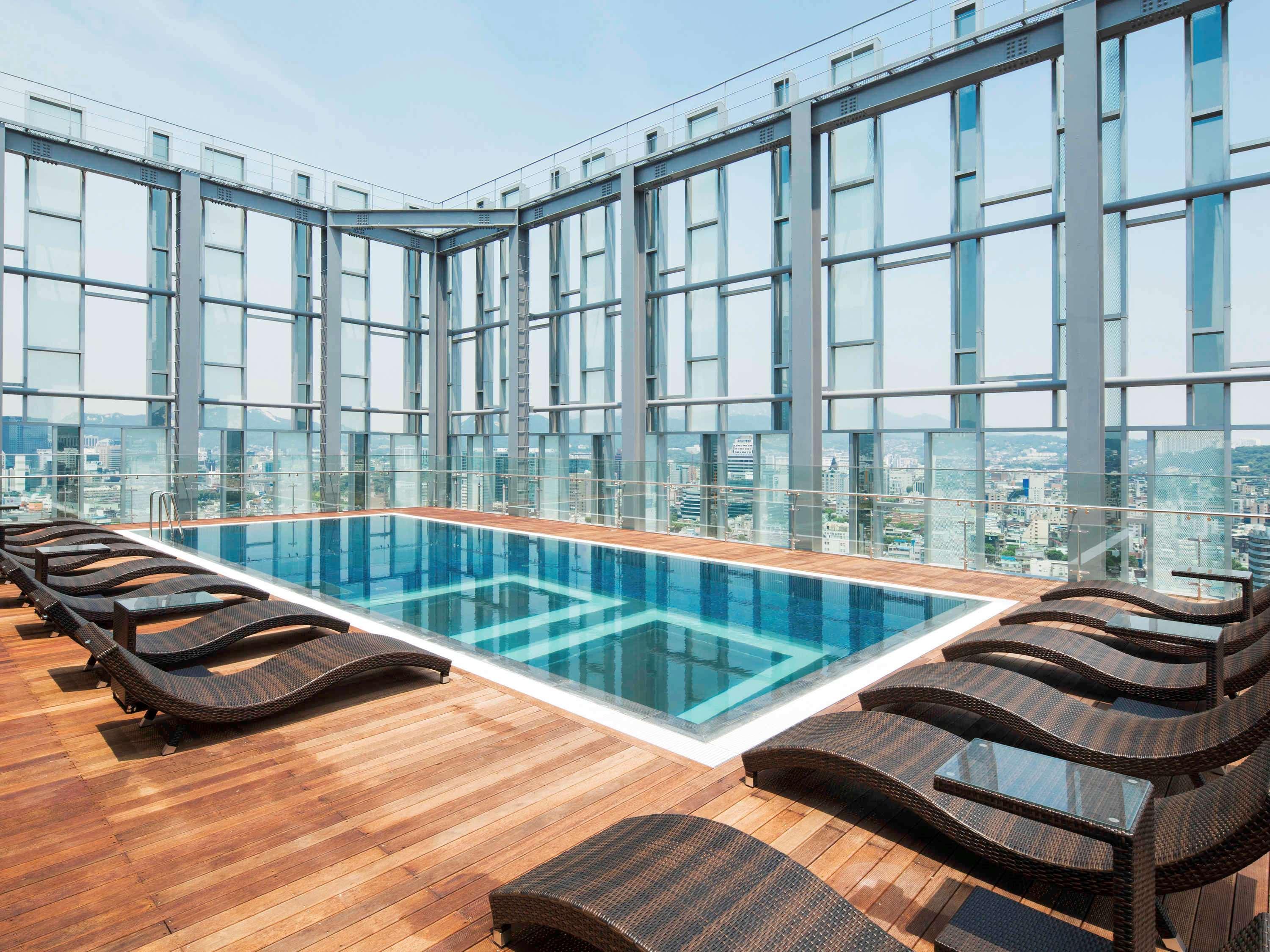 Novotel Ambassador Seoul Dongdaemun Hotels & Residences Exteriör bild The pool at the 360° Sky Lounge