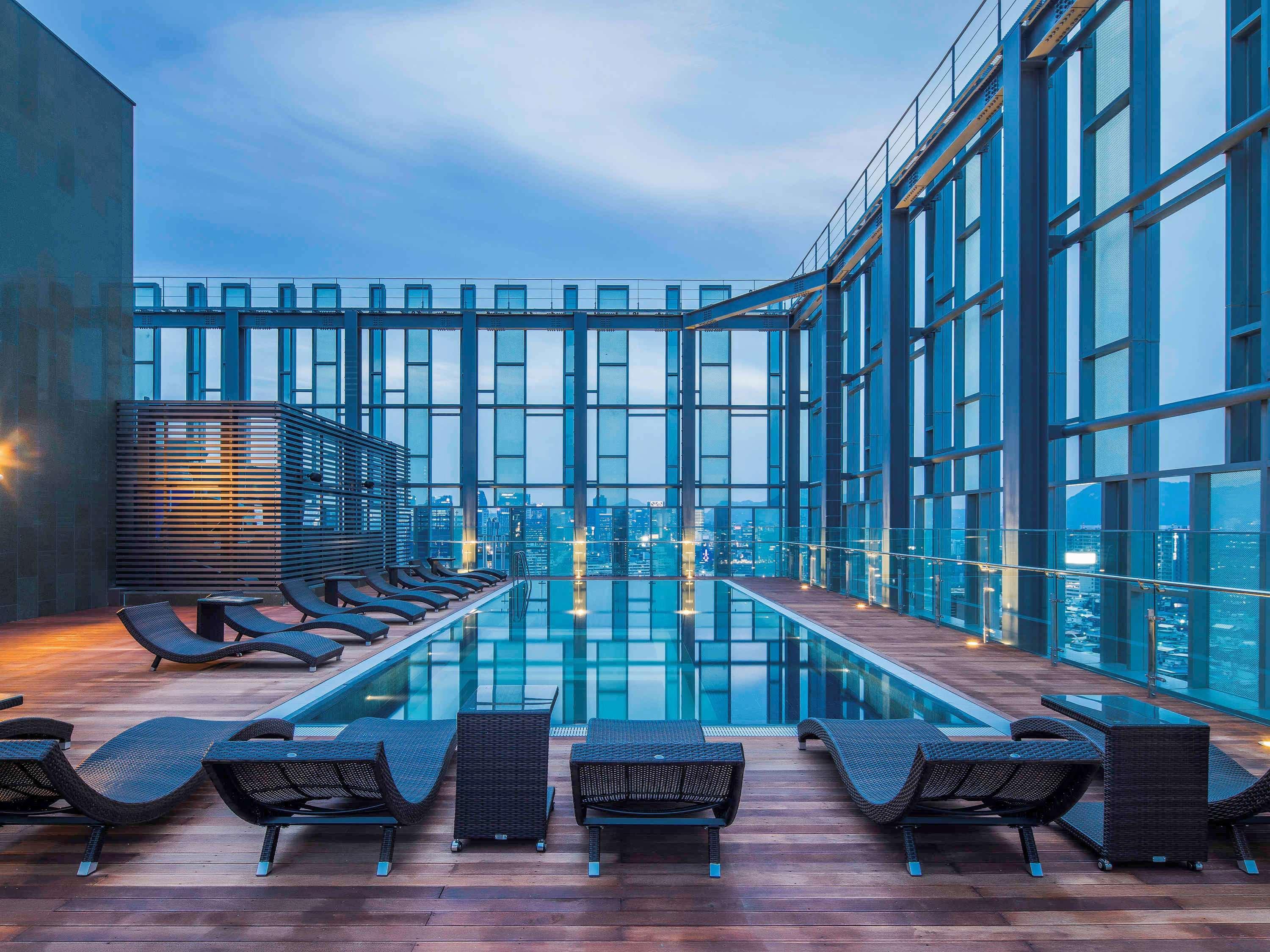 Novotel Ambassador Seoul Dongdaemun Hotels & Residences Exteriör bild The pool at the 39th floor