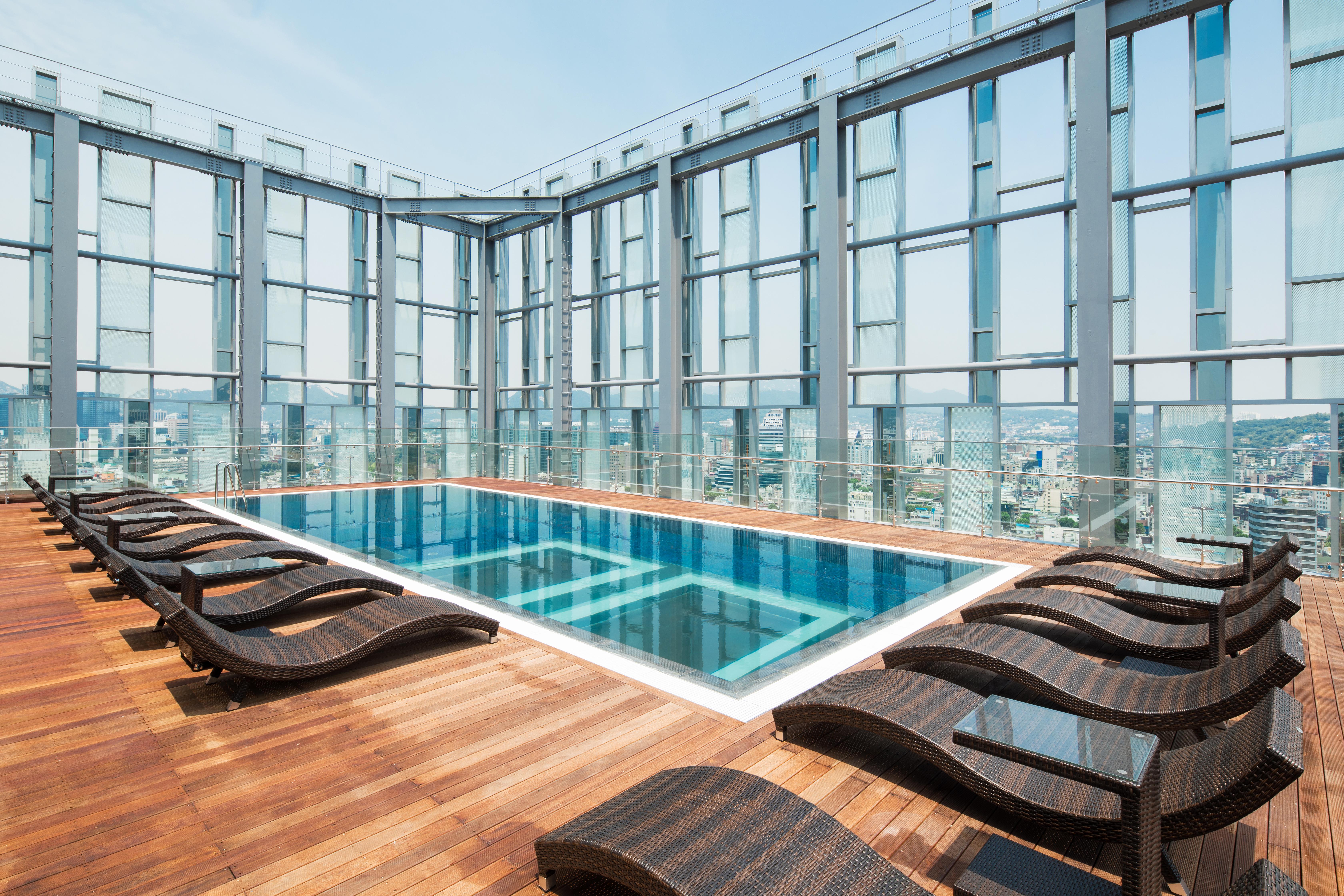 Novotel Ambassador Seoul Dongdaemun Hotels & Residences Exteriör bild The pool at the 360° Sky Lounge