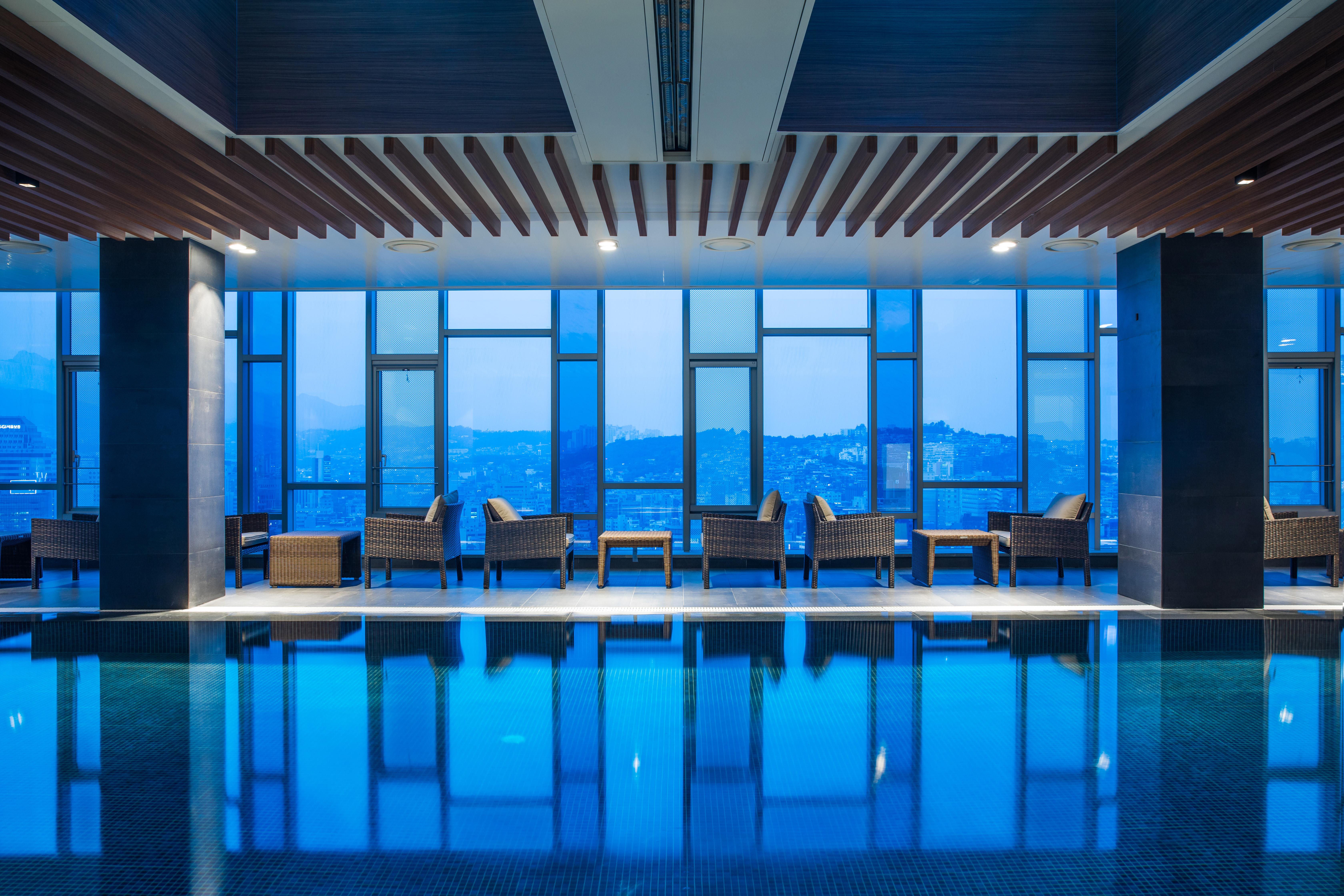 Novotel Ambassador Seoul Dongdaemun Hotels & Residences Exteriör bild The pool at the hotel