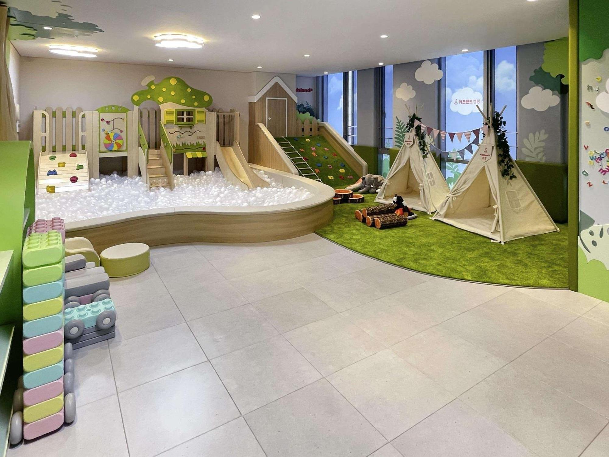 Novotel Ambassador Seoul Dongdaemun Hotels & Residences Exteriör bild Indoor playground in Germany