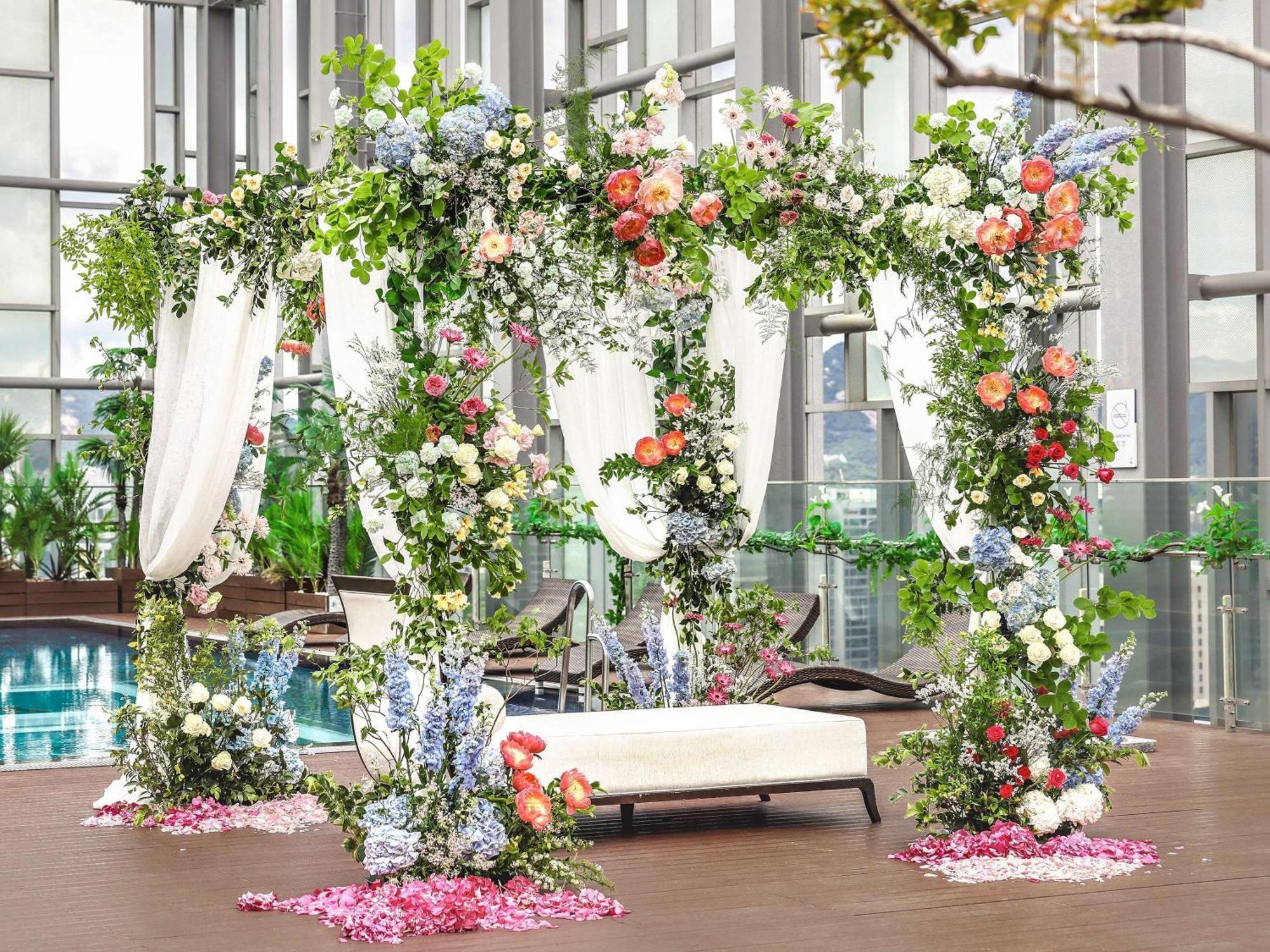 Novotel Ambassador Seoul Dongdaemun Hotels & Residences Exteriör bild A floral canopy