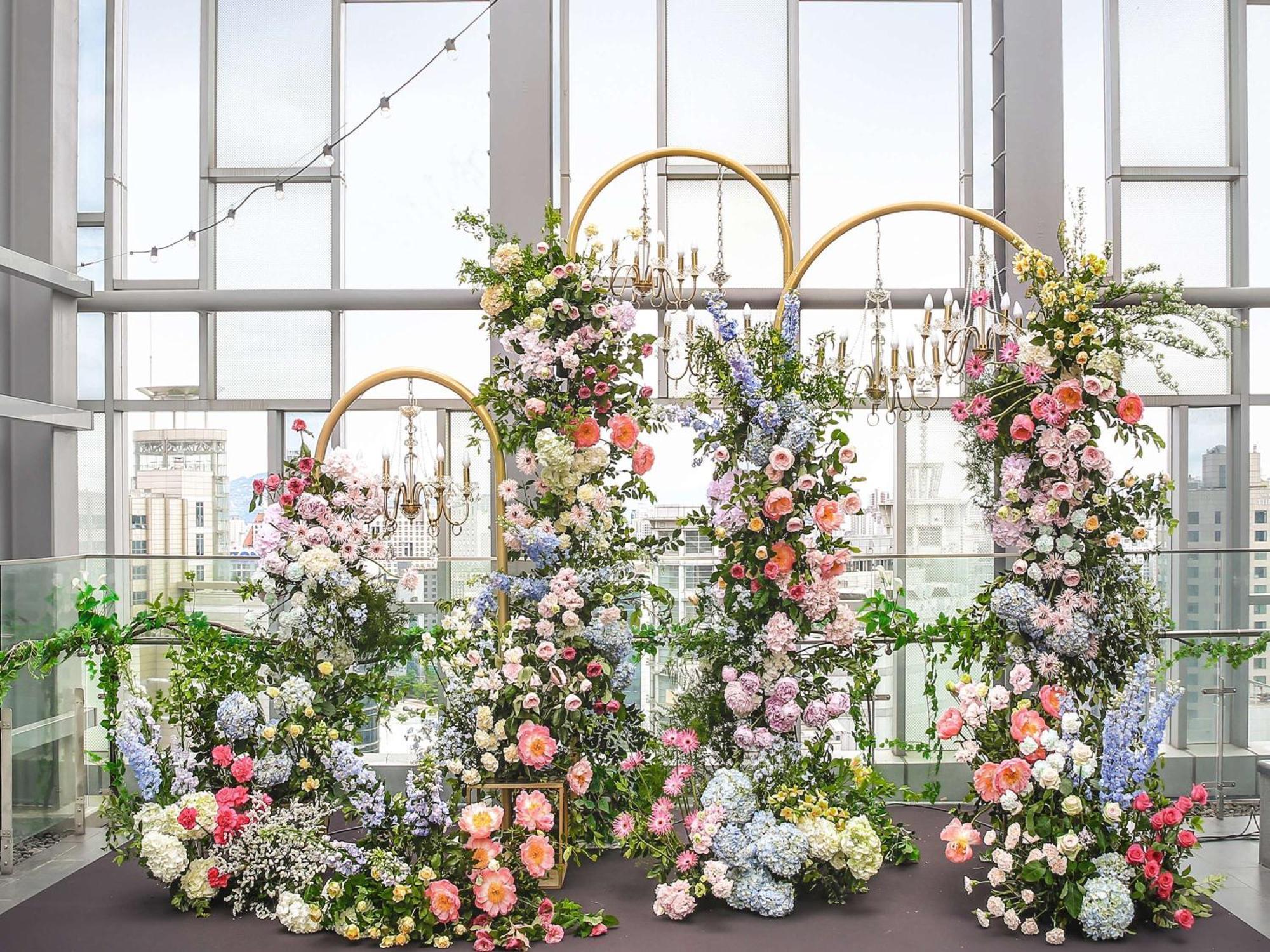Novotel Ambassador Seoul Dongdaemun Hotels & Residences Exteriör bild Flower decoration