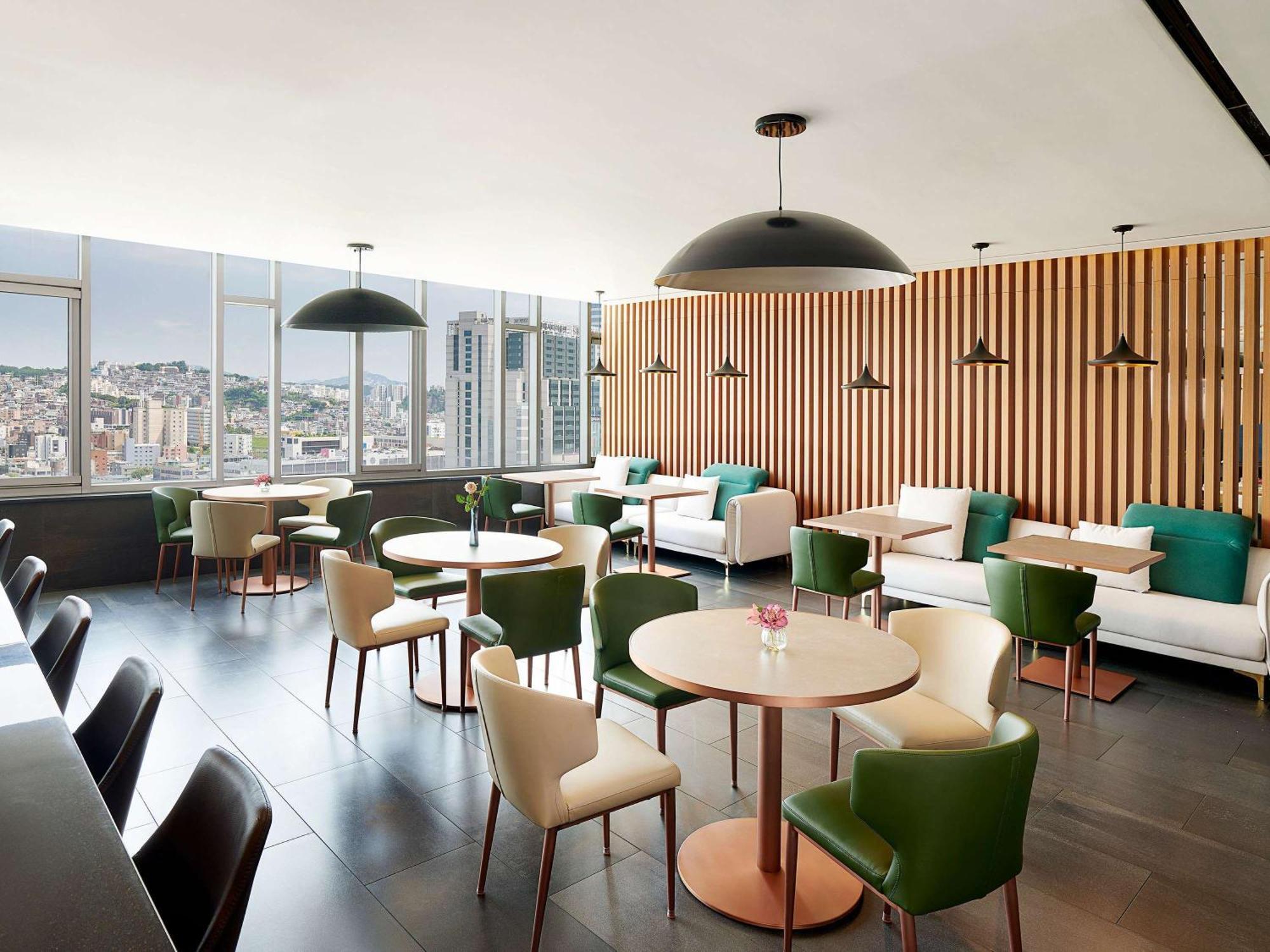 Novotel Ambassador Seoul Dongdaemun Hotels & Residences Exteriör bild The Club lounge at San Francisco International Airport