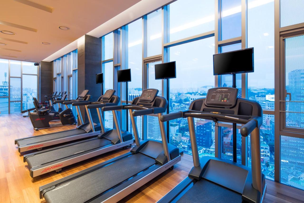 Novotel Ambassador Seoul Dongdaemun Hotels & Residences Exteriör bild A row of treadmills