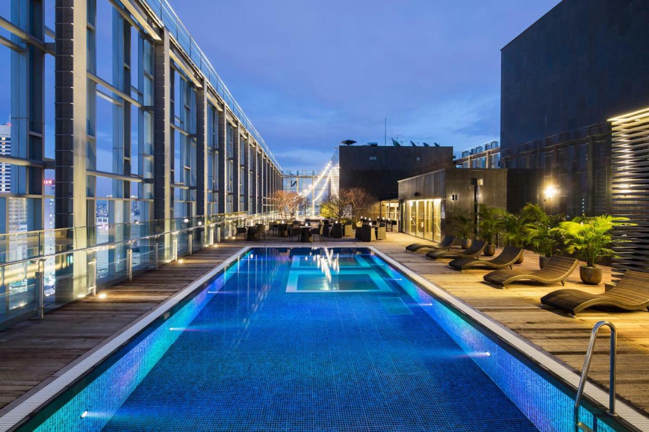 Novotel Ambassador Seoul Dongdaemun Hotels & Residences Exteriör bild The rooftop pool at the hotel